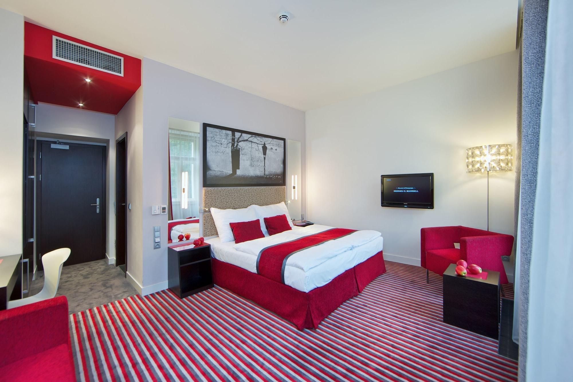 Red & Blue Design Hotel Prague Exterior photo