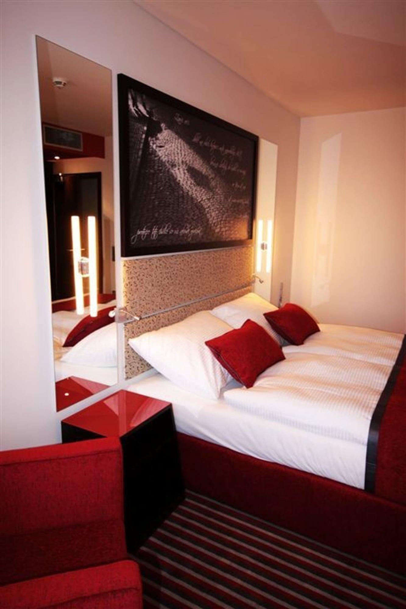 Red & Blue Design Hotel Prague Exterior photo